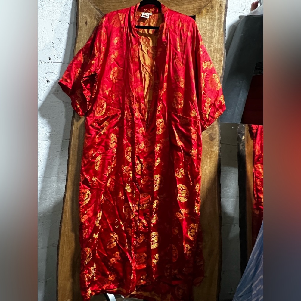 Luxurious Scarlet Floral Kimono 👘 Women's Robe - Picture 12 of 16
